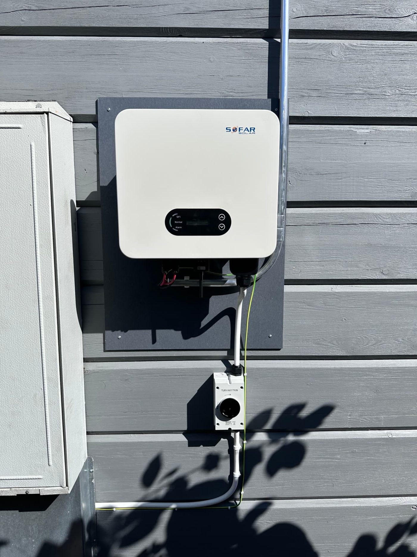 SofarSolar-invertteri ja turvakytkin asennettuna omakotitalon ulkoseinälle — Core Sähkö Oy SofarSolar-invertteri ja turvakytkin asennettuna omakotitalon ulkoseinälle — Core Sähkö Oy