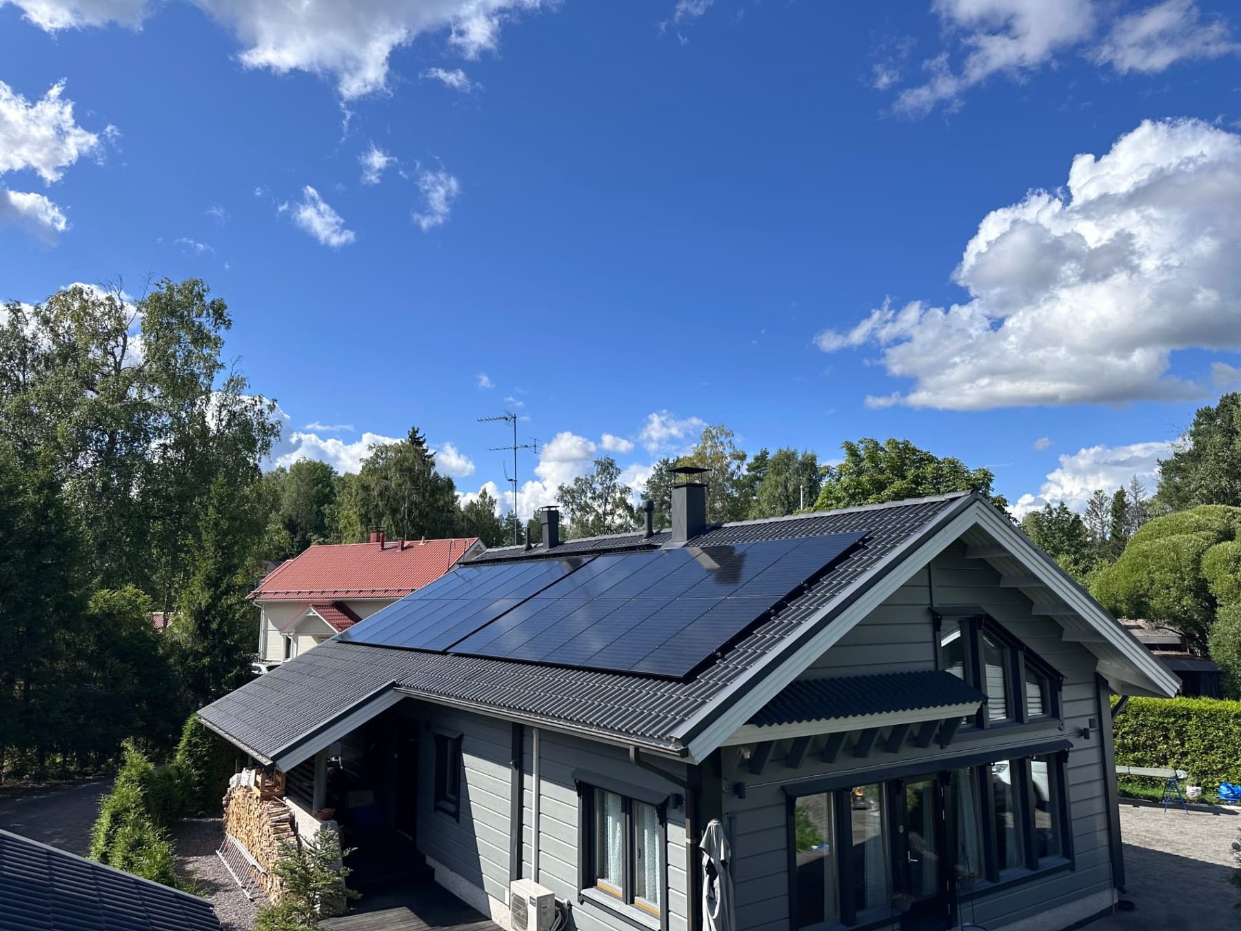 Omakotitalon katolle asennettu 12 kWp aurinkosähköjärjestelmä — Core Sähkö Oy Omakotitalon katolle asennettu 12 kWp aurinkosähköjärjestelmä — Core Sähkö Oy