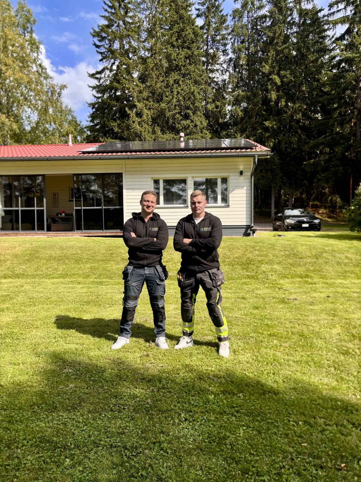 Core Sähkön asentajat Anton Bollström ja Riku Jonninen omakotitalon pihalla, katolla aurinkopaneelit