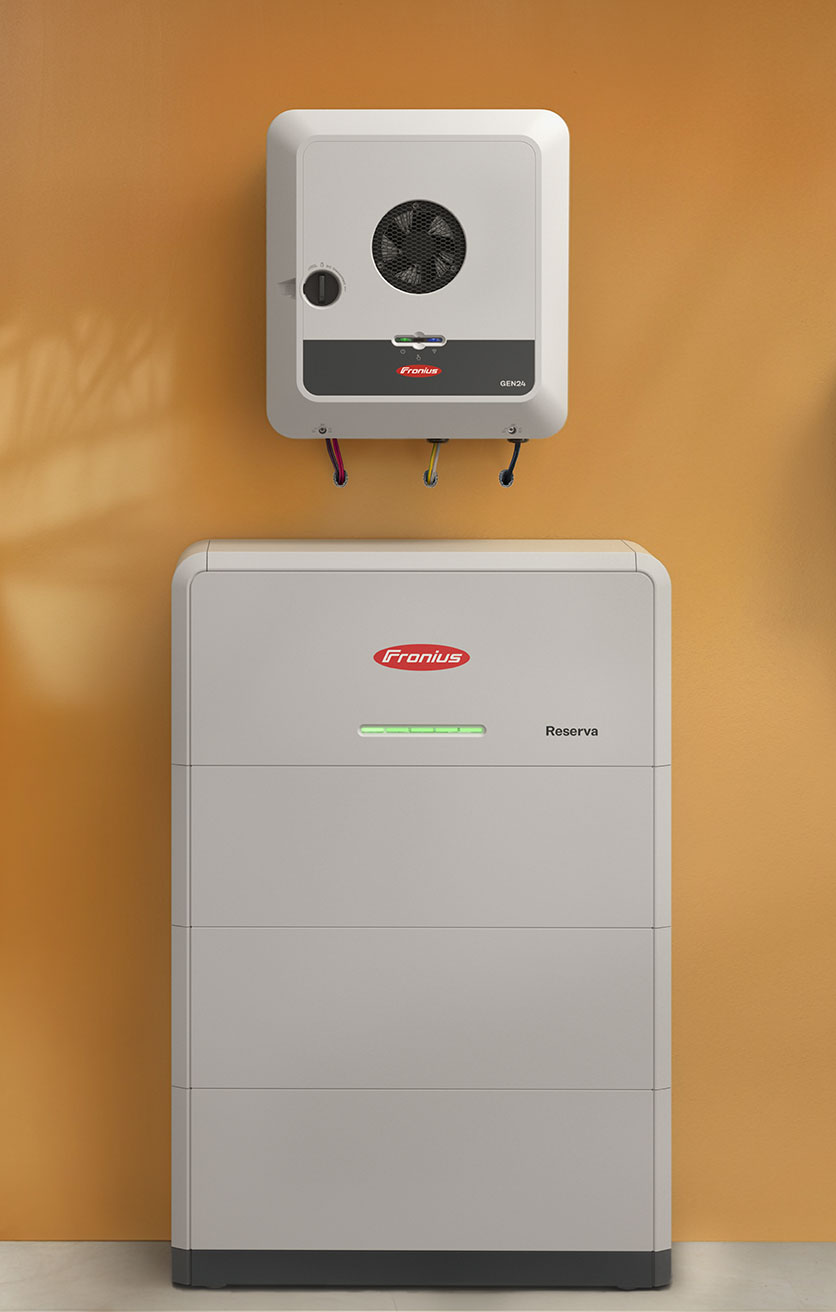 Fronius GEN24 -invertteri ja Fronius Reserva -akusto asennettuna seinälle